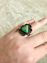 Load image into Gallery viewer, Vintage Native American Navajo Green Turquoise Ring
