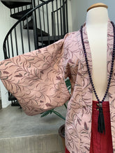 Load image into Gallery viewer, Beautiful Vintage Short Kimono