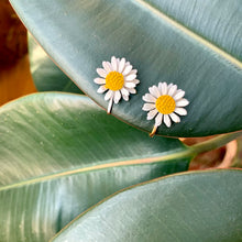 Load image into Gallery viewer, 1960s White & Yellow Daisy Clip On Earrings