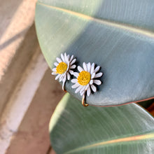 Load image into Gallery viewer, 1960s White & Yellow Daisy Clip On Earrings