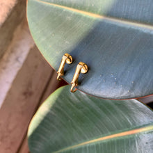 Load image into Gallery viewer, 1960s White & Yellow Daisy Clip On Earrings