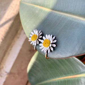 1960s White & Yellow Daisy Clip On Earrings