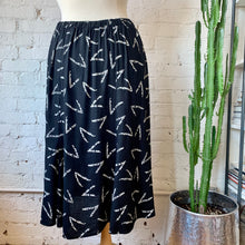 Load image into Gallery viewer, 1980s Black Linen Midi Skirt With White Abstract &quot;V&quot; Print
